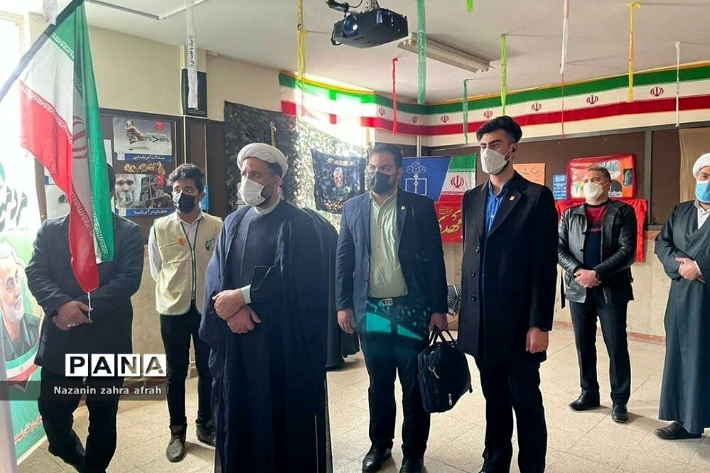بازدید رئیس اتحادیه انجمن‌های اسلامی تهران از نمایشگاه‌های انقلاب مدارس رودهن