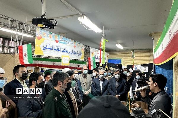 دیدار وزیر آموزش و پرورش از نمایشگاه انقلاب ورامین