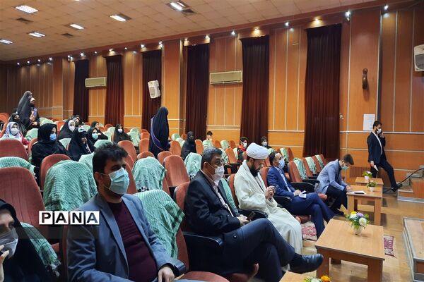 برگزاری جشن انقلاب و‌تجلیل از فرهنگیان وخانواده شهدا در قرچک