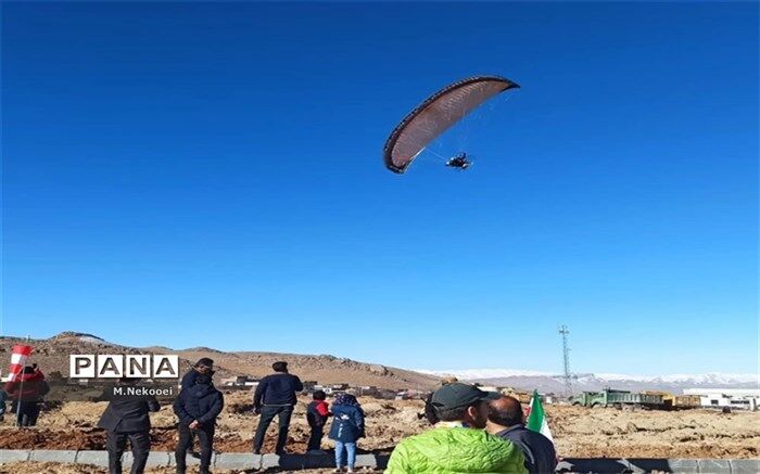 پرواز پاراگلایدرها بر فراز فرخ شهر