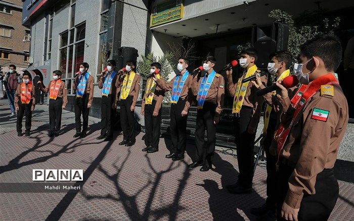 اجرای سرود توسط پیشتازان سازمان دانش آموزی به مناسبت دهه فجر/فیلم