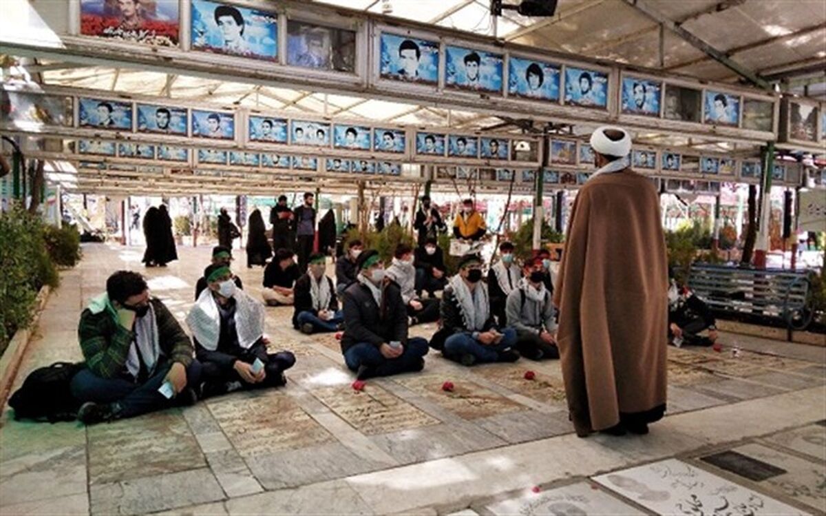 گرامیداشت سالروز پیروزی انقلاب از سوی دانش‌آموزان دبیرستان شهید فهمیده