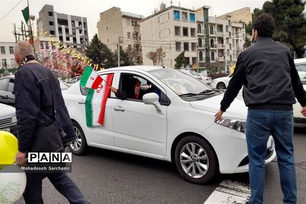 راهپیمایی مردم شهر تهران در مراسم ۲۲ بهمن