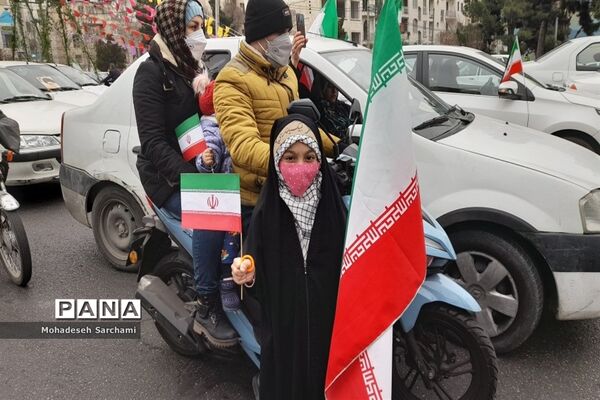 راهپیمایی مردم شهر تهران در مراسم ۲۲ بهمن