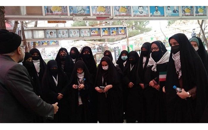 گرامیداشت سالروز پیروزی انقلاب از سوی دانش‌آموزان دبیرستان امامت