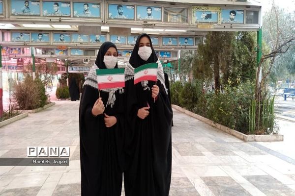ادای احترام دانش‌آموزان دبیرستان امامت قم به مزار شهدا