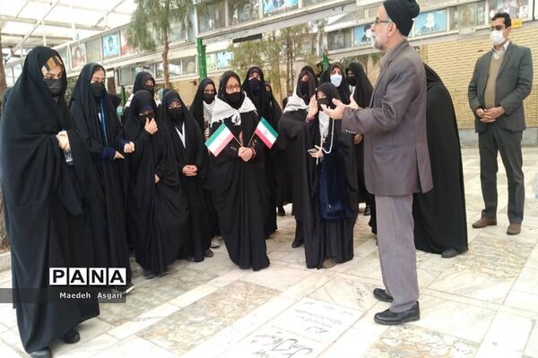 ادای احترام دانش‌آموزان دبیرستان امامت قم به مزار شهدا