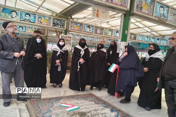 ادای احترام دانش‌آموزان دبیرستان امامت قم به مزار شهدا
