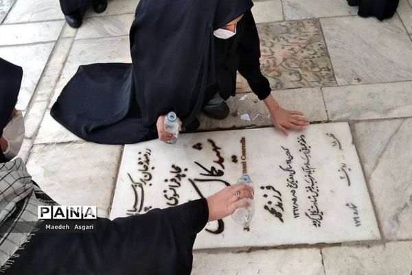 ادای احترام دانش‌آموزان دبیرستان امامت قم به مزار شهدا