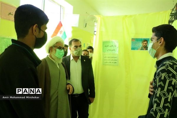 بازدید امام جمعه زابل از نمایشگاه مدرسه انقلاب