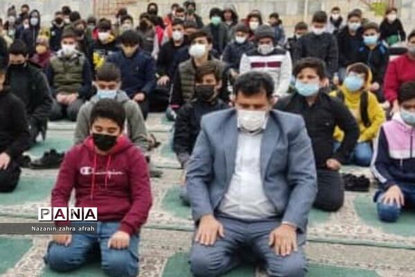 برگزاری نماز جماعت در فضای باز مدرسه امام علی(ع) رودهن