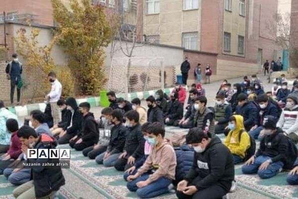 برگزاری نماز جماعت در فضای باز مدرسه امام علی(ع) رودهن