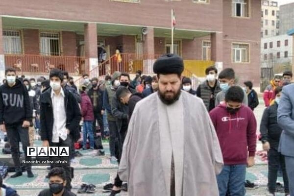 برگزاری نماز جماعت در فضای باز مدرسه امام علی(ع) رودهن