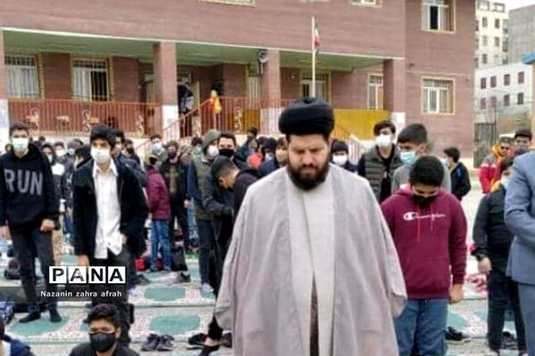 برگزاری نماز جماعت در فضای باز مدرسه امام علی(ع) رودهن