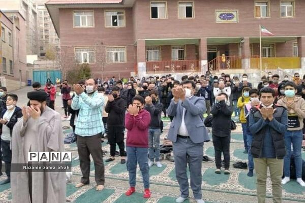 برگزاری نماز جماعت در فضای باز مدرسه امام علی(ع) رودهن