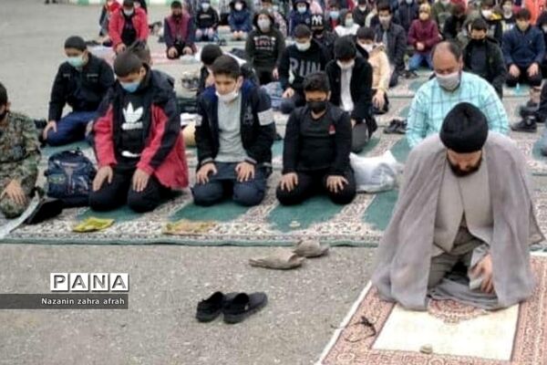 برگزاری نماز جماعت در فضای باز مدرسه امام علی(ع) رودهن