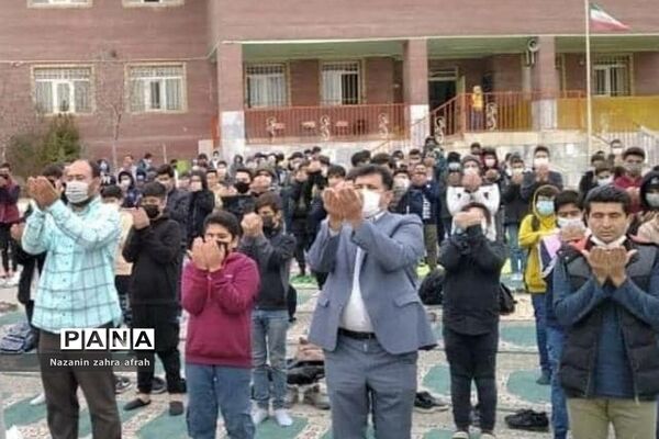برگزاری نماز جماعت در فضای باز مدرسه امام علی(ع) رودهن