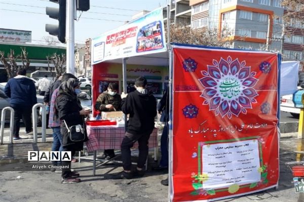 پذیرایی از رهگذران، به مناسبت ولادت حضرت علی (ع)، به همت دانش آموزان دبیرستان محراب منطقه ۱۴