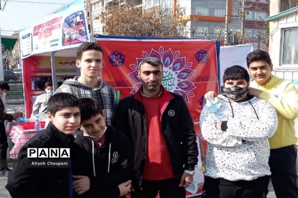 پذیرایی از رهگذران، به مناسبت ولادت حضرت علی (ع)، به همت دانش آموزان دبیرستان محراب منطقه ۱۴