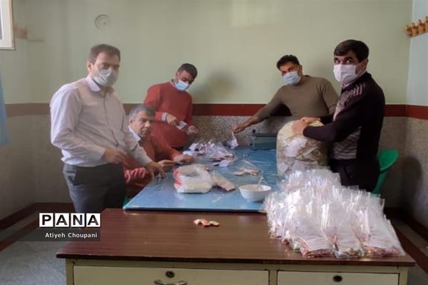 پذیرایی از رهگذران، به مناسبت ولادت حضرت علی (ع)، به همت دانش آموزان دبیرستان محراب منطقه ۱۴