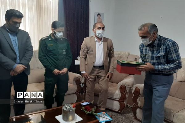 تجلیل دانش‌آموزان چابهاری از پدر شهید دانش‌آموز نسترن خسروی