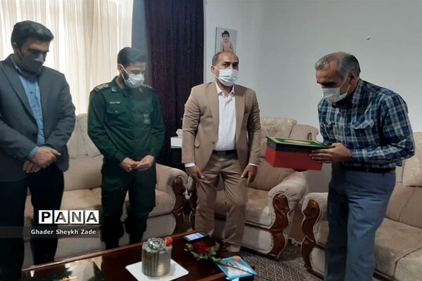 تجلیل دانش‌آموزان چابهاری از پدر شهید دانش‌آموز نسترن خسروی