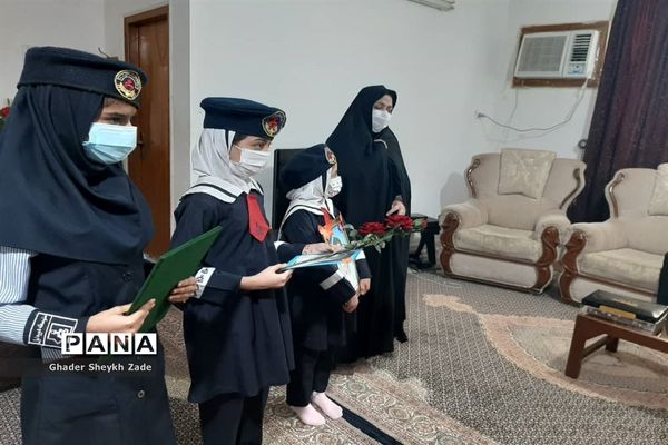 تجلیل دانش‌آموزان چابهاری از پدر شهید دانش‌آموز نسترن خسروی