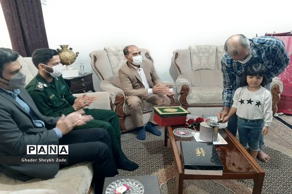 تجلیل دانش‌آموزان چابهاری از پدر شهید دانش‌آموز نسترن خسروی