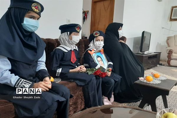 تجلیل دانش‌آموزان چابهاری از پدر شهید دانش‌آموز نسترن خسروی