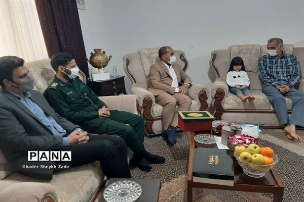 تجلیل دانش‌آموزان چابهاری از پدر شهید دانش‌آموز نسترن خسروی