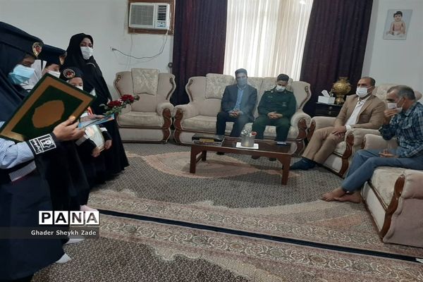 تجلیل دانش‌آموزان چابهاری از پدر شهید دانش‌آموز نسترن خسروی