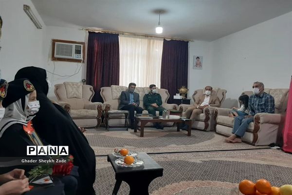 تجلیل دانش‌آموزان چابهاری از پدر شهید دانش‌آموز نسترن خسروی