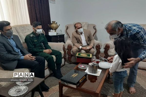 تجلیل دانش‌آموزان چابهاری از پدر شهید دانش‌آموز نسترن خسروی