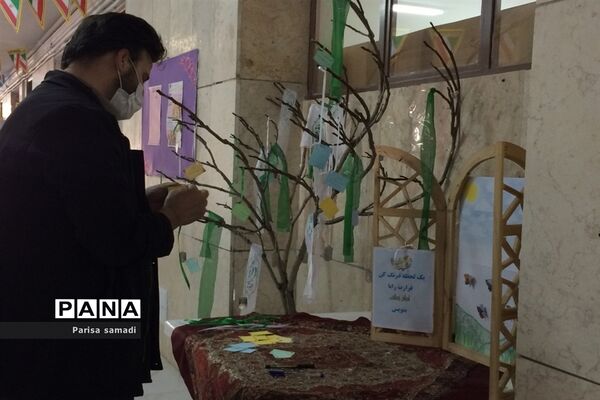 بازدید از نمایشگاه مدرسه انقلاب، دبیرستان فرزانگان ۴