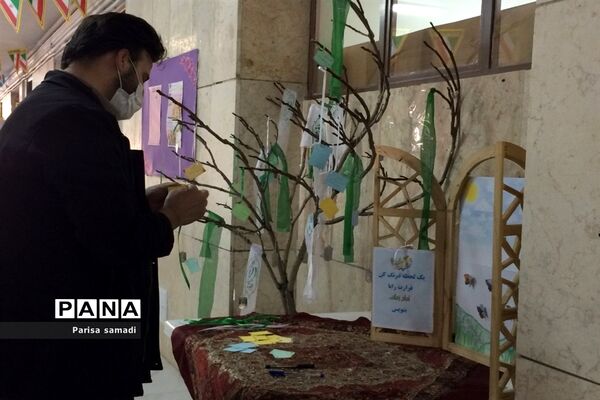 بازدید از نمایشگاه مدرسه انقلاب، دبیرستان فرزانگان ۴