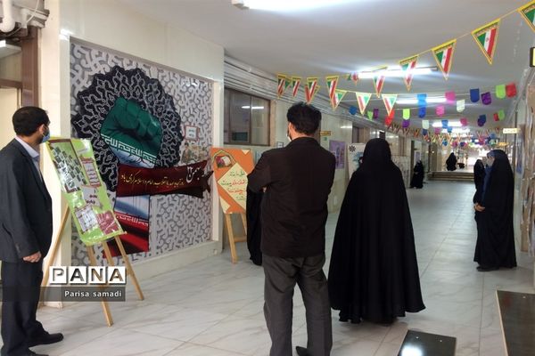 بازدید از نمایشگاه مدرسه انقلاب، دبیرستان فرزانگان ۴
