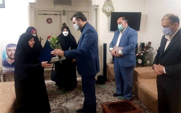 دیدار مدیرکل آموزش و پرورش شهرستان‌های استان تهران با خانواده شهید مدافع حرم