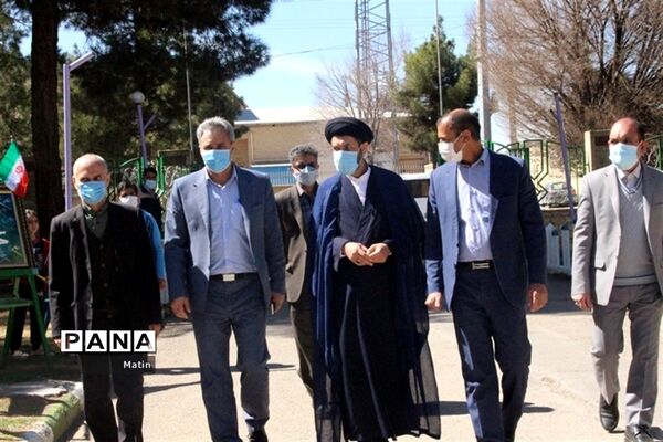 سخنرانی مدیرکل آموزش و پرورش قبل از خطبه‌های نماز جمعه