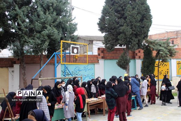 بازارچه مواد غذایی و دست‌سازه‌ها در گلوگاه