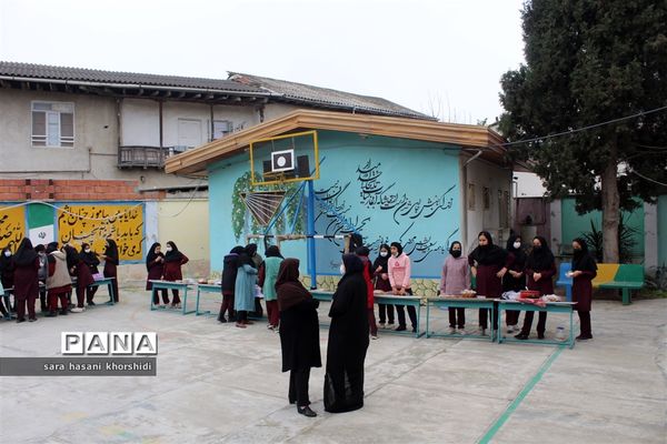 بازارچه مواد غذایی و دست‌سازه‌ها در گلوگاه