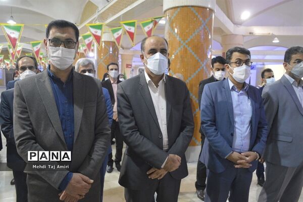 عطر افشانی ، غبار روبی و گلباران قبور مطهر شهدا در بوشهر
