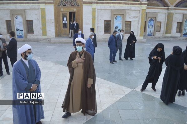 عطر افشانی ، غبار روبی و گلباران قبور مطهر شهدا در بوشهر