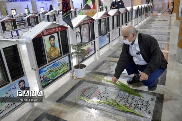 عطر افشانی ، غبار روبی و گلباران قبور مطهر شهدا در بوشهر