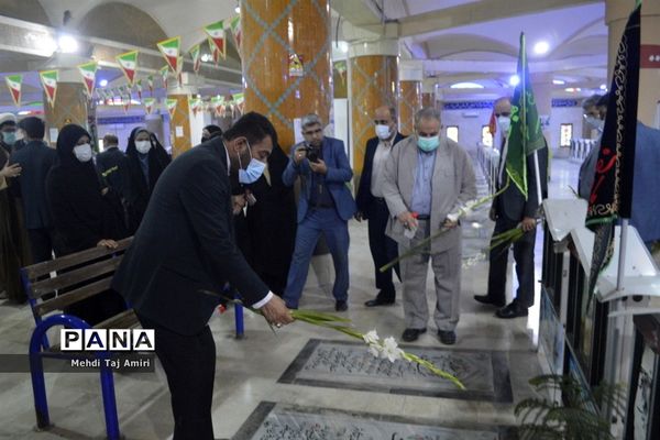 عطر افشانی ، غبار روبی و گلباران قبور مطهر شهدا در بوشهر