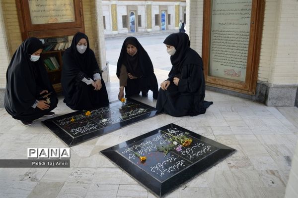عطر افشانی ، غبار روبی و گلباران قبور مطهر شهدا در بوشهر