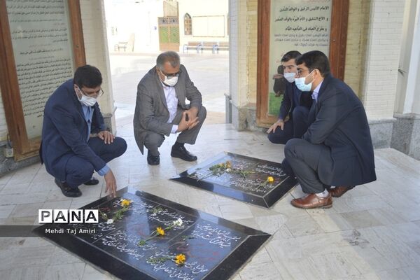 عطر افشانی ، غبار روبی و گلباران قبور مطهر شهدا در بوشهر