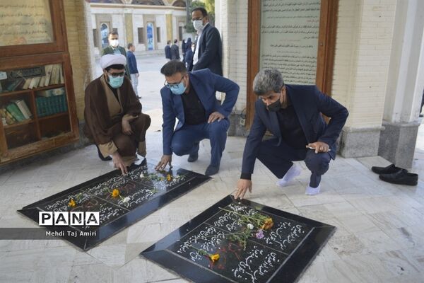 عطر افشانی ، غبار روبی و گلباران قبور مطهر شهدا در بوشهر