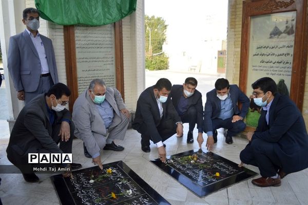 عطر افشانی ، غبار روبی و گلباران قبور مطهر شهدا در بوشهر