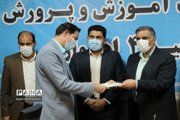 افتتاح نمایشگاه آثار هنری دانش‌آموزان و معلمان ناحیه چهار اهواز