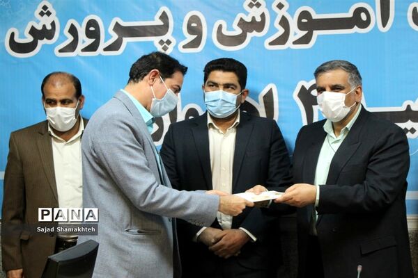 افتتاح نمایشگاه آثار هنری دانش‌آموزان و معلمان ناحیه چهار اهواز
